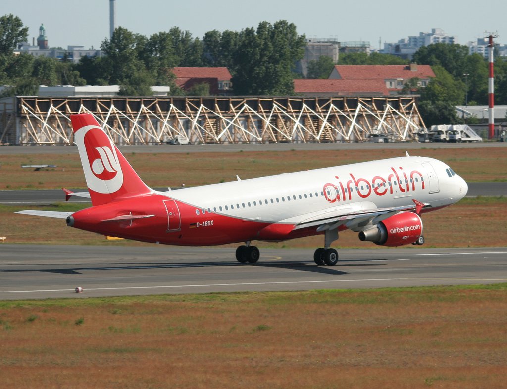 Air Berlin A 320-214 D-ABDX beim Start in Berlin-Tegel am 02.06.2011