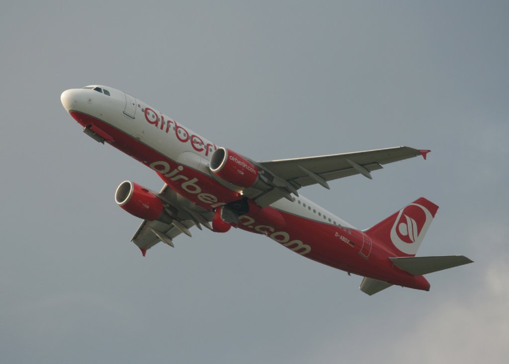 Air Berlin A 320-214 D-ABDX kurz nach dem Start in Berlin-Tegel am 17.09.2011