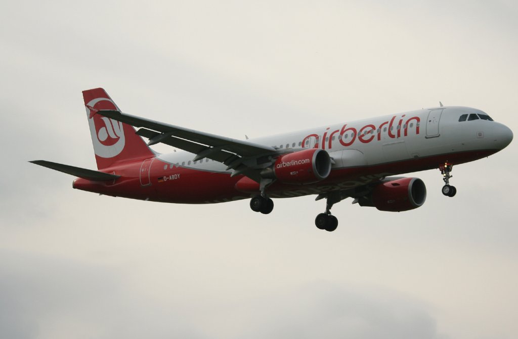 Air Berlin A 320-214 D-ABDY kurz vor der Landung in Berlin-Tegel am 18.06.2011