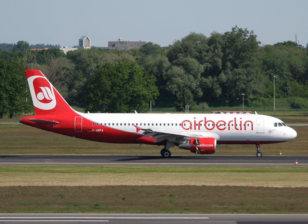 Air Berlin A 320-214 D-ABFA nach der Landung in Berlin-Tegel am 03.06.2010