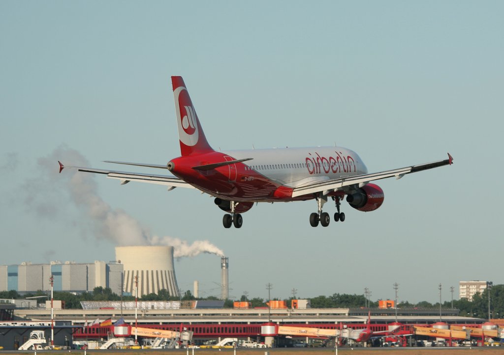 Air Berlin A 320-214 D-ABFA kurz vor der Landung in Berlin-Tegel am 02.06.2011