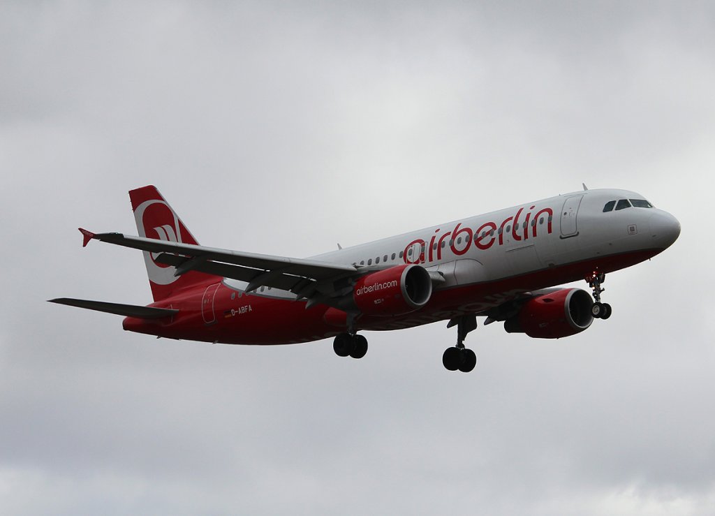 Air Berlin A 320-214 D-ABFA bei der Landung in Berlin-Tegel am 03.03.2013