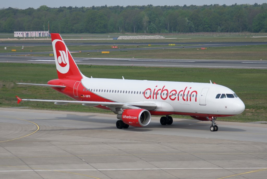 Air Berlin A 320-214 D-ABFB bei der Ankunft in Berlin-Tegel am 01.05.2010