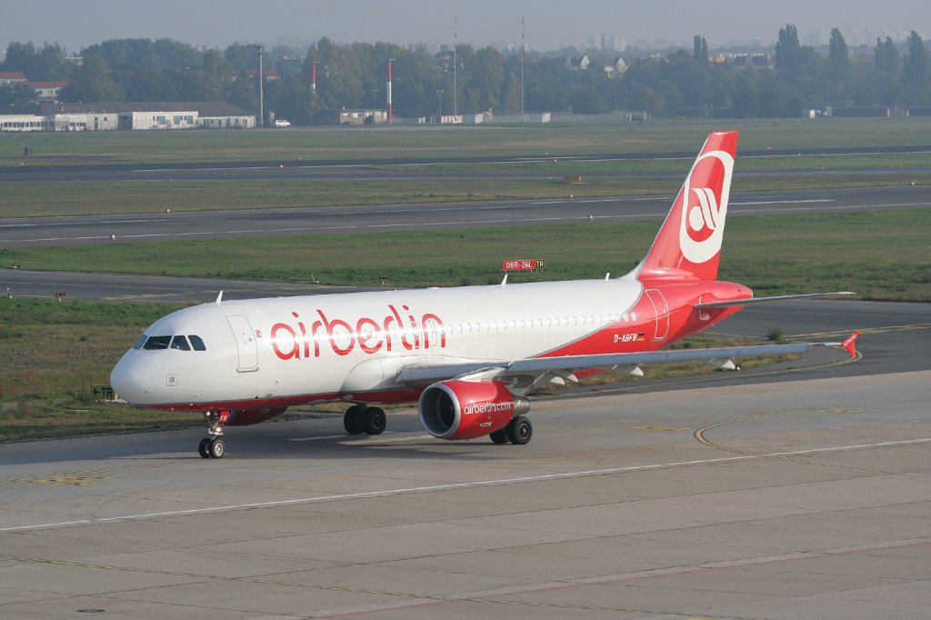 Air Berlin A 320-214 D-ABFB bei der Ankunft in Berlin-Tegel am 03.10.2010