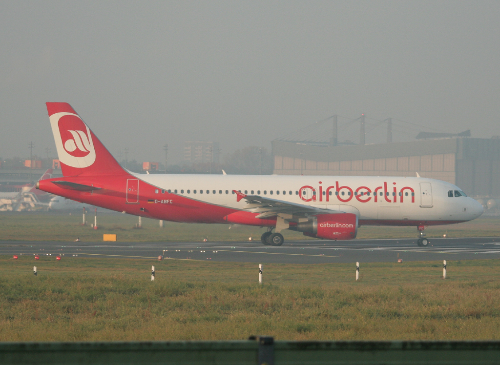 Air Berlin A 320-214 D-ABFC kurz vor dem Start in Berlin-Tegel an einem sehr trben Morgen des 29.10.2011