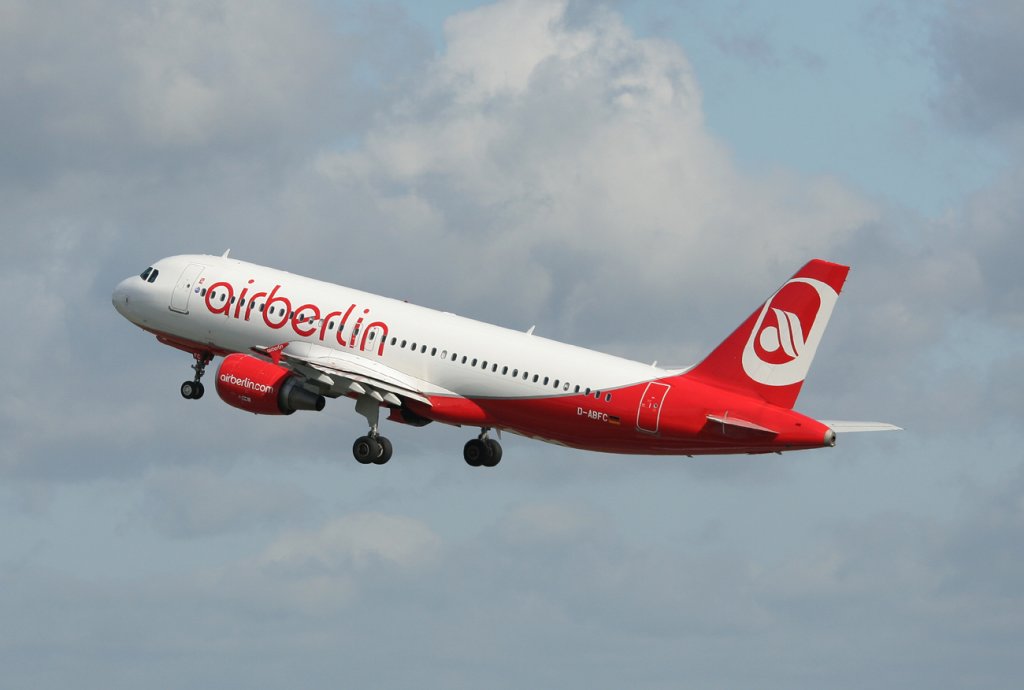 Air Berlin A 320-214 D-ABFC beim Start in Berlin-Tegel am 17.05.2012