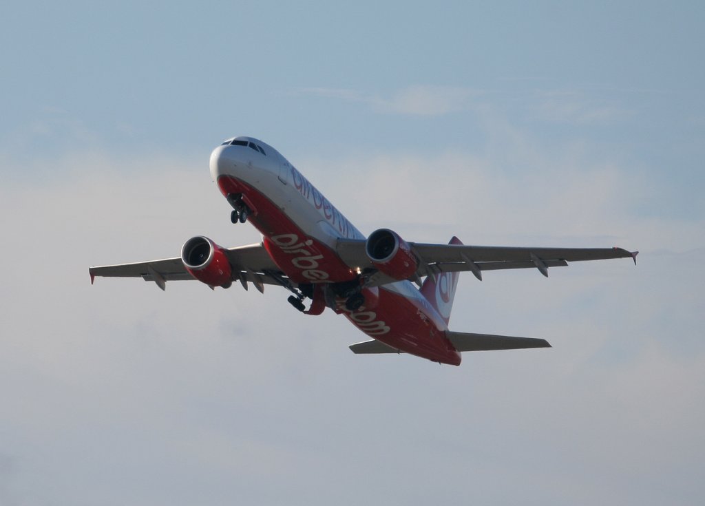 Air Berlin A 320-214 D-ABFE beim Start in Berlin-Tegel am 12.02.2011