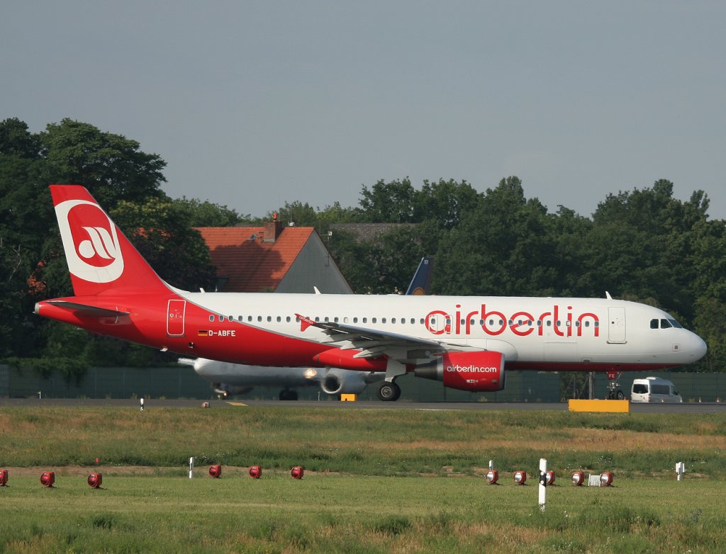 Air Berlin A 320-214 D-ABFE kurz vor dem Start in Berlin-Tegel am 18.06.2011