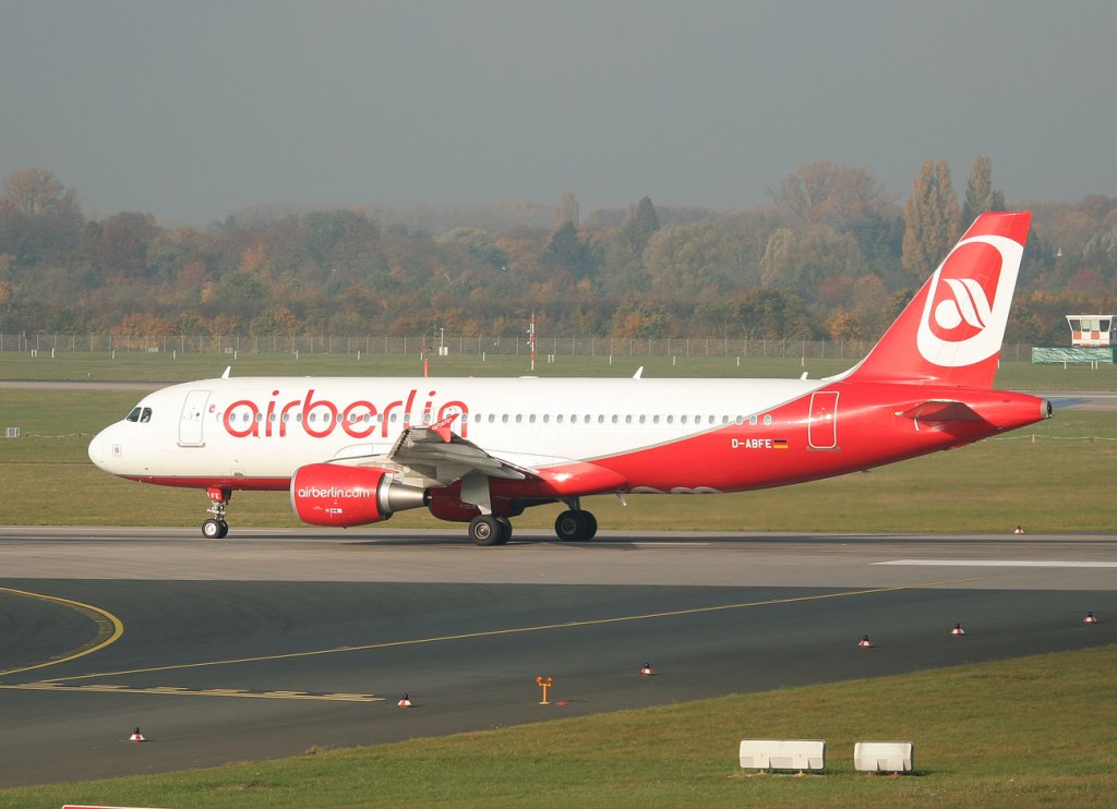 Air Berlin A 320-214 D-ABFE beim Start in Dsseldorf am 31.10.2011