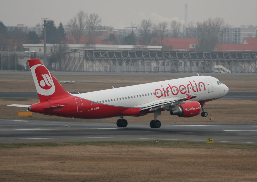 Air Berlin A 320-214 D-ABFE beim Start in Berlin-Tegel am 27.01.2012