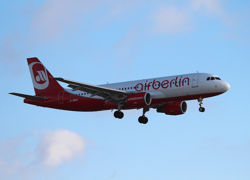 Air Berlin A 320-214 D-ABFE bei der Landung in Berlin-Tegel am 01.03.2013