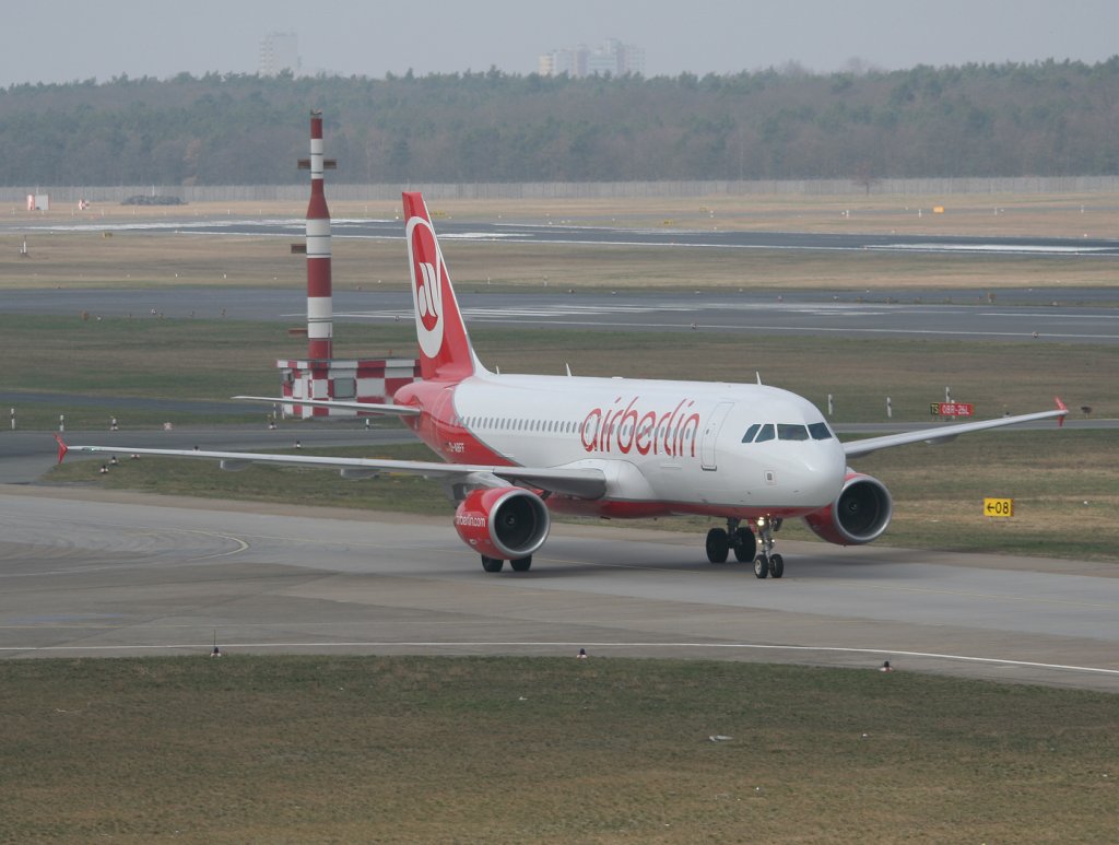 Air Berlin A 320-214 D-ABFF bei der Ankunft in Berlin-Tegel am 02.04.2011