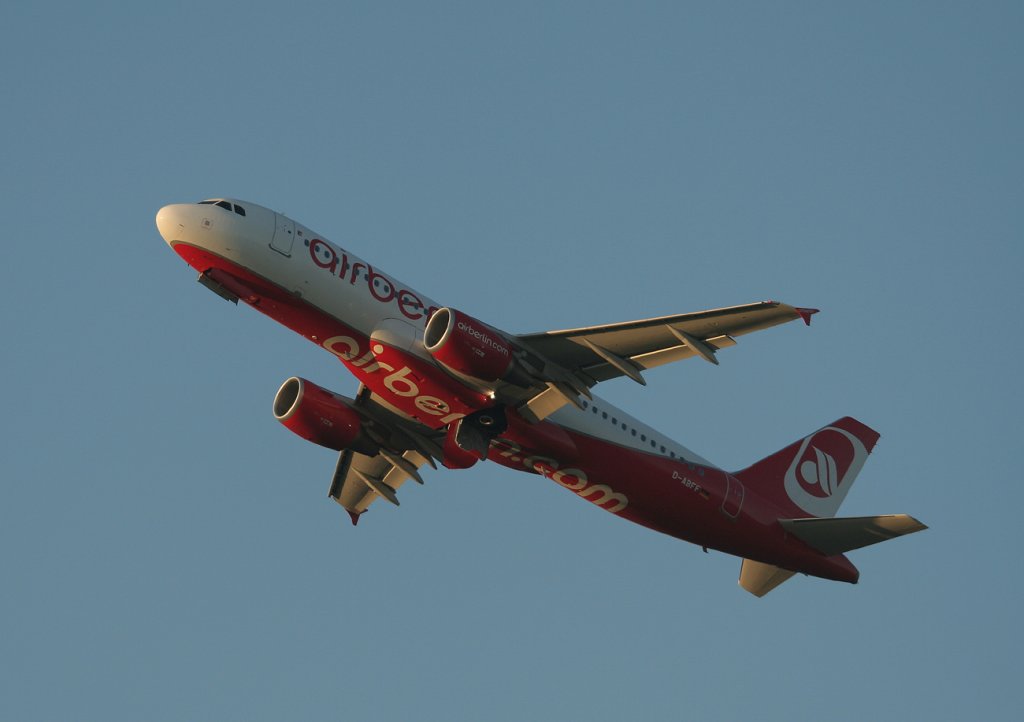 Air Berlin A 320-214 D-ABFF kurz nach dem Start in Berlin-Tegel am 25.09.2011