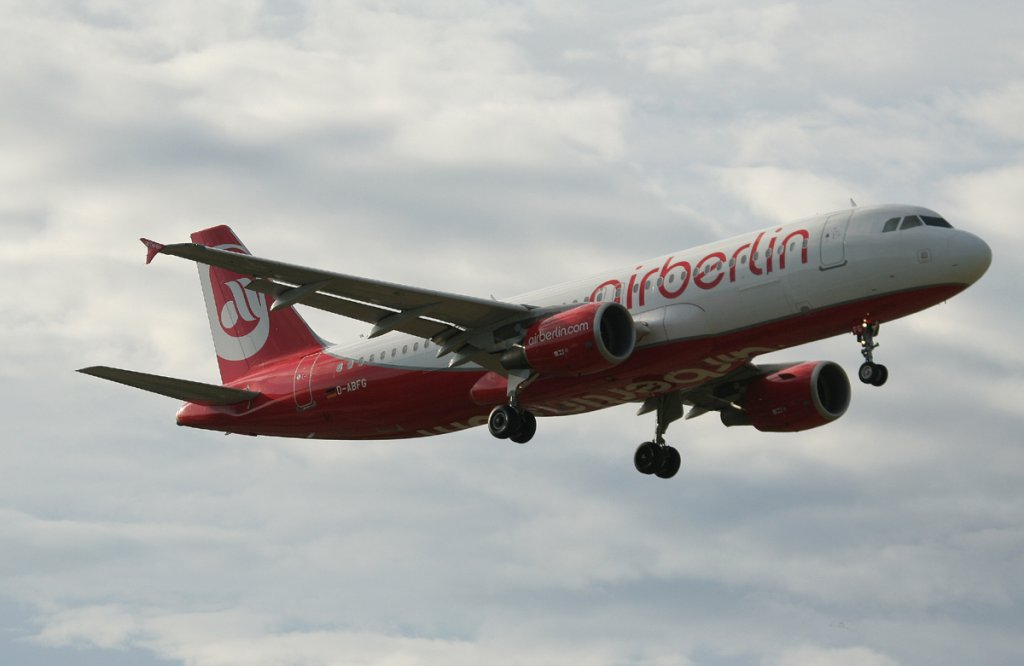 Air Berlin A 320-214 D-ABFG kurz vor der Landung in Berlin-Tegel am 09.06.2012