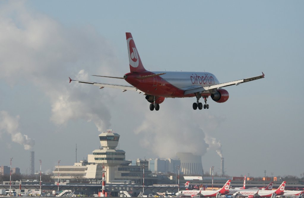 Air Berlin A 320-214 D-ABFL kurz vor der Landung in Berlin-Tegel am 09.03.2012