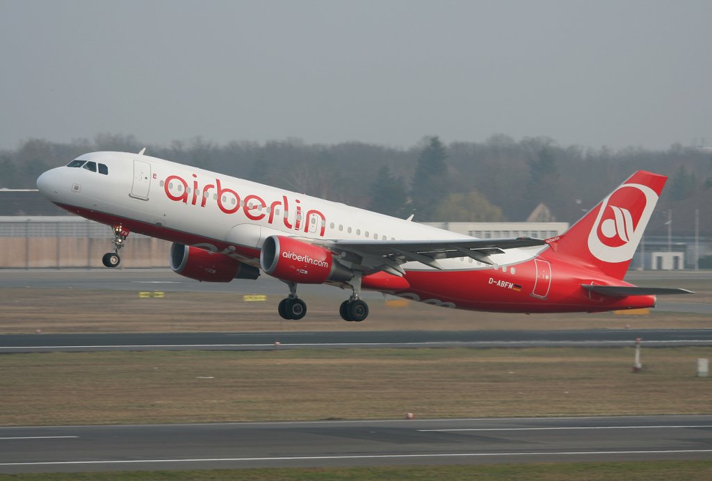Air Berlin A 320-214 D-ABFM beim Start in Berlin-Tegel am 02.04.2011