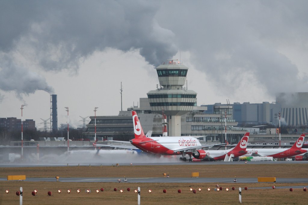 Air Berlin A 320-214 D-ABFM beim Start in Berlin-Tegel am 19.02.2012