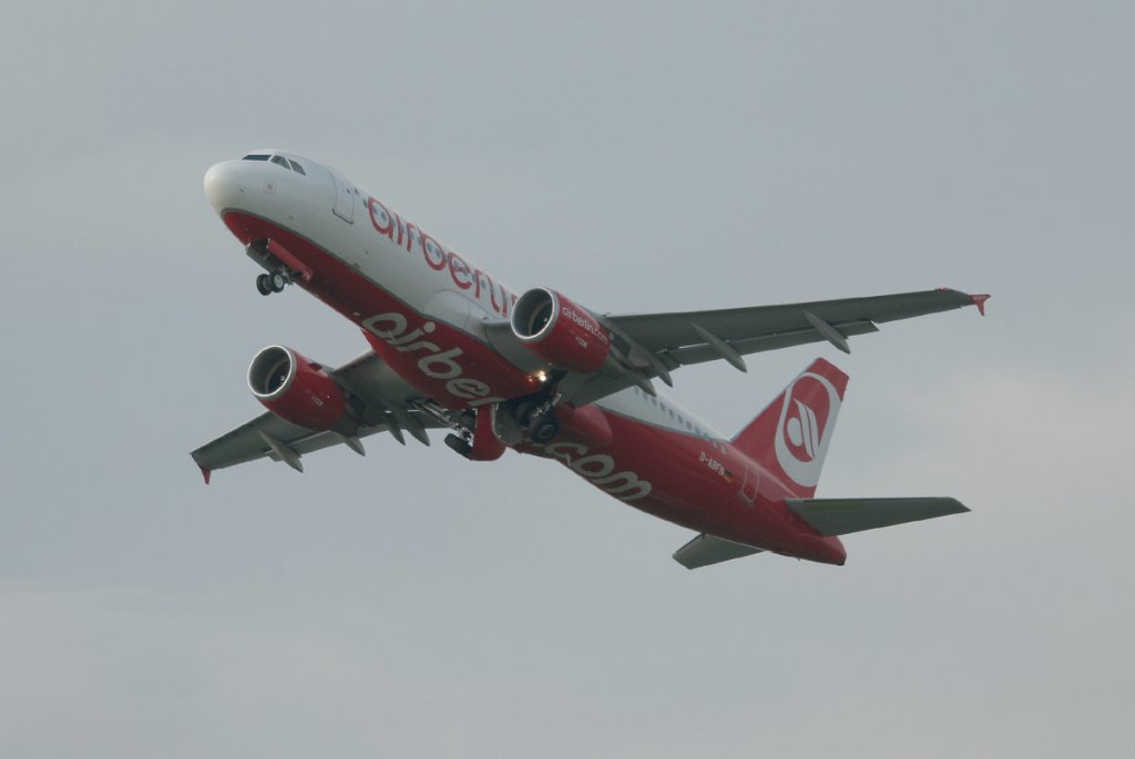 Air Berlin A 320-214 D-ABFN kurz nach dem Start in Berlin-Tegel am 17.09.2011