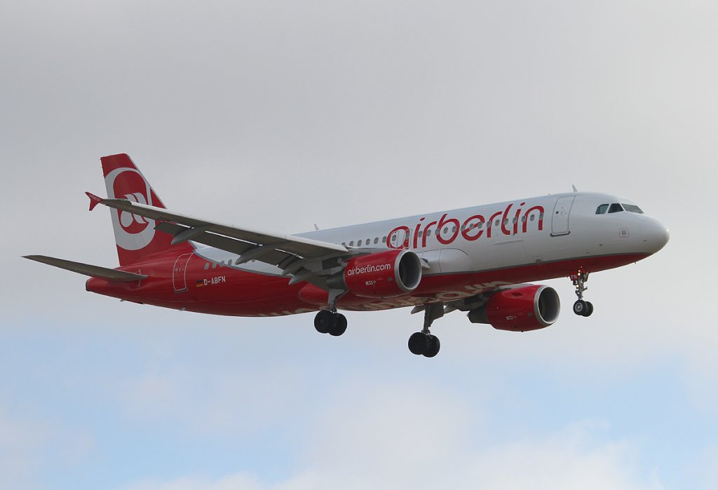 Air Berlin A 320-214 D-ABFN kurz vor der Landung in Berlin-Tegel am 01.03.2013