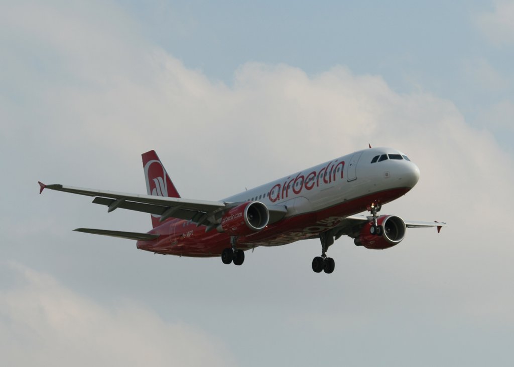 Air Berlin A 320-214 D-ABFO kurz vor der Landung in Berlin-Tegel am 17.09.2011