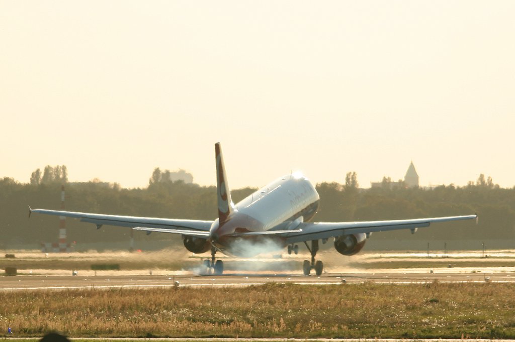 Air Berlin A 320-214 D-ABFO bei der Landung in Berlin-Tegel am 30.09.2011
