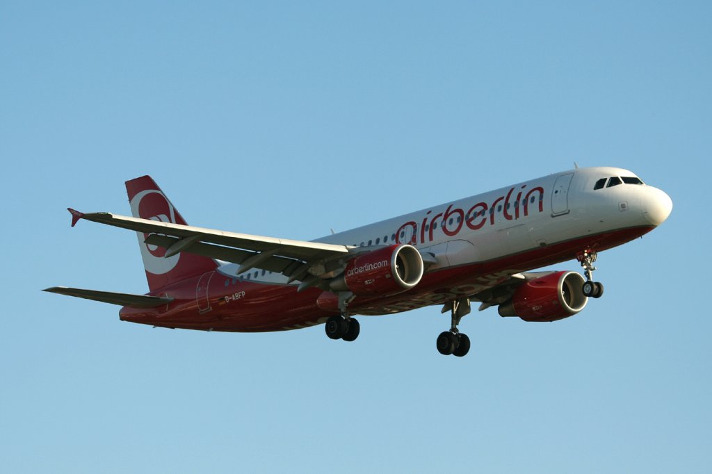 Air Berlin A 320-214 D-ABFP kurz vor der Landung in Berlin-Tegel am 30.09.2011