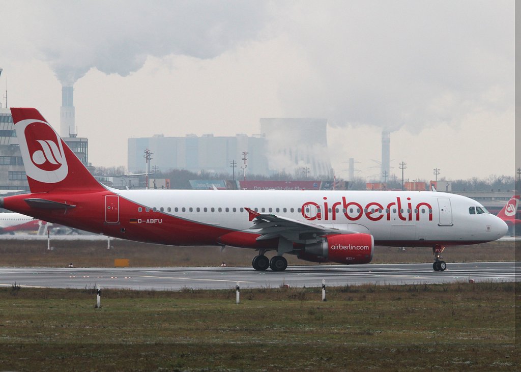 Air Berlin A 320-214 D-ABFU kurz vor dem Start in Berlin-Tegel am 01.12.2012