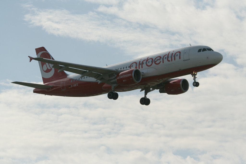 Air Berlin A 320-214 D-ABFZ kurz vor der Landung in Berlin-Tegel am 09.06.2012