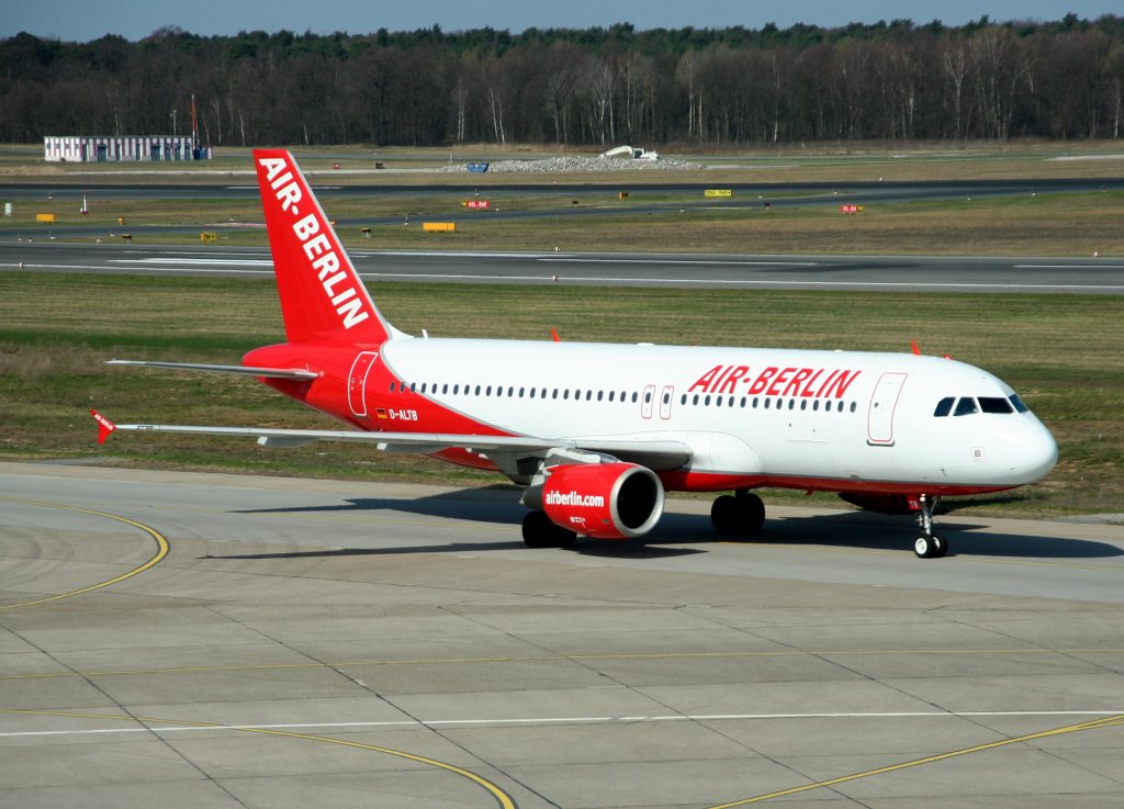 Air Berlin A 320-214 D-ALTB bei der Ankunft in Berlin-Tegel am 02.04.2010