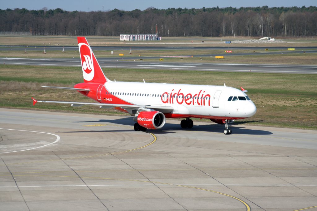 Air Berlin A 320-214 D-ALTD bei der Ankunft in Berlin-Tegel am 02.04.2010