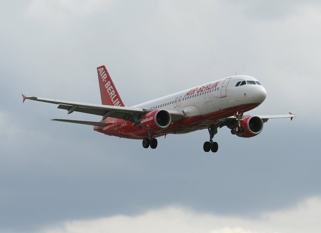 Air Berlin A 320-214 D-ALTL kurz vor der Landung in Berlin-Tegel am 27.05.2011