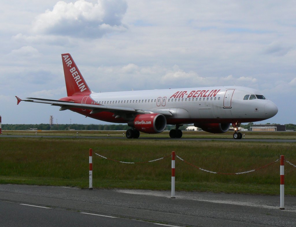 Air Berlin A 320-214 D-ALTL auf dem Weg zum Start in Berlin-Tegel am 27.05.2011