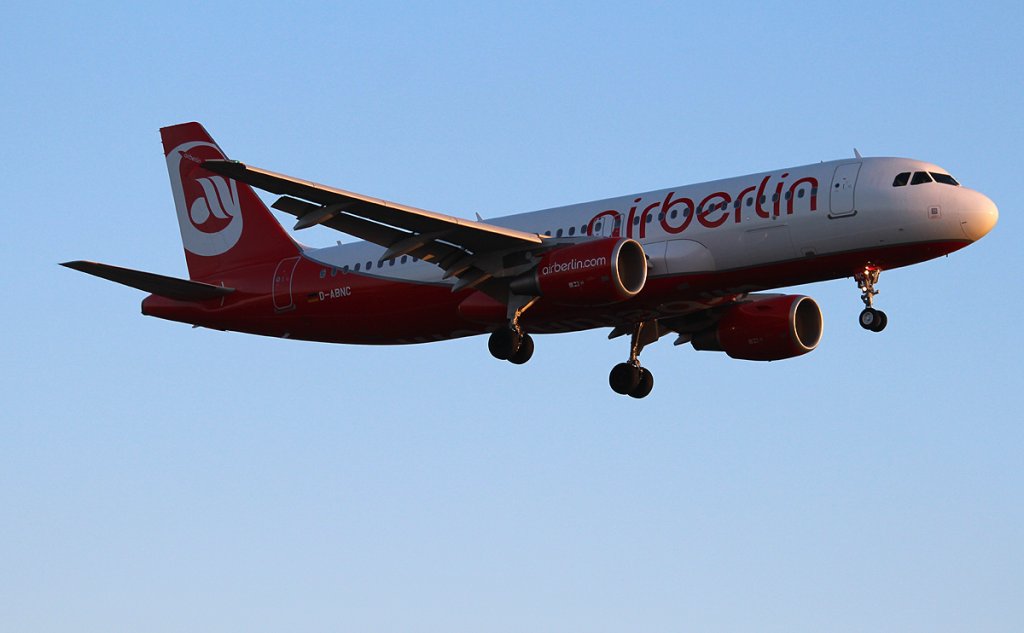 Air Berlin A 320-214 D-ANBC bei der Landung in Berlin-Tegel am 01.03.2013