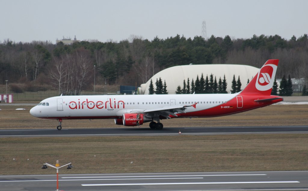 Air Berlin A 321-211 D-ABCB nach der Landung in Berlin-Tegel am 27.02.2010