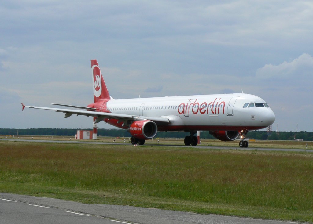 Air Berlin A 321-211 D-ABCB auf dem Weg zum Start in Berlin-Tegel am 27.05.2011
