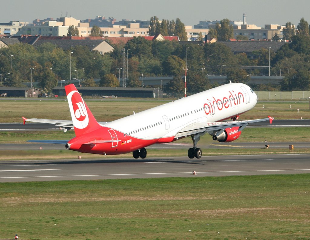 Air Berlin A 321-211 D-ABCB beim Start in Berlin-Tegel am 01.10.2011