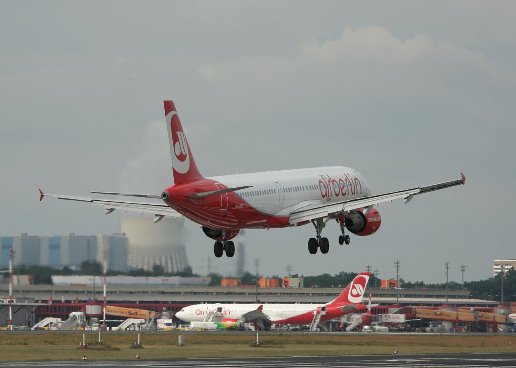 Air Berlin A 321-211 D-ABCC kurz vor der Landung in Berlin-Tegel am 18.06.2011
