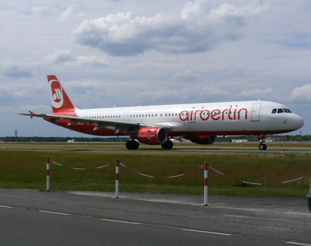 Air Berlin A 321-211 D-ABCG auf dem Weg zum Start in Berlin-Tegel am 27.05.2011