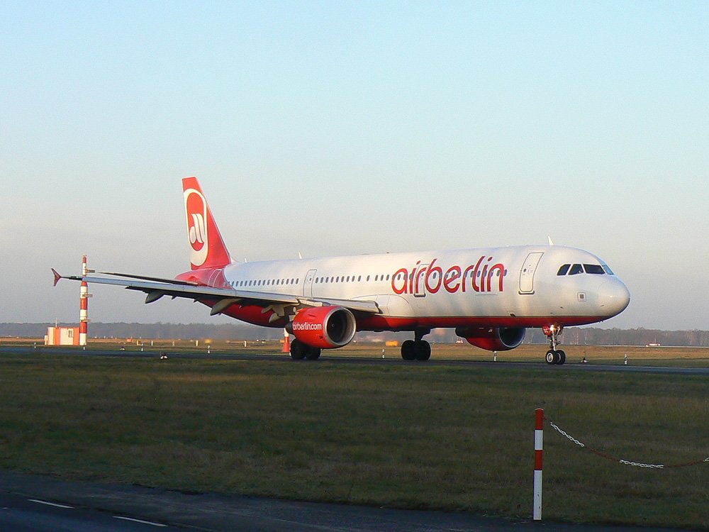 Air Berlin A 321-211 D-ALSC am Morgen des 05.12.2009 auf dem Flughafen Berlin-Tegel