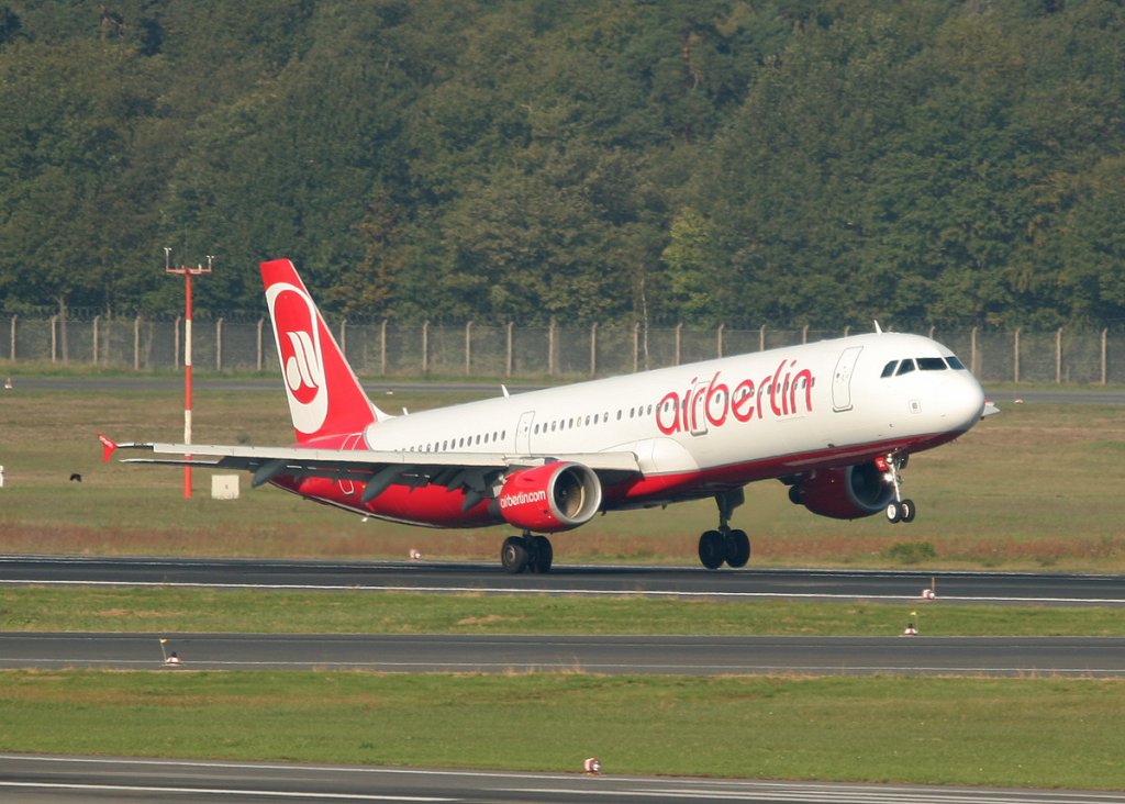 AIr Berlin A 321-211 D-ALSC bei der Landung in Berlin-Tegel am 25.09.2011
