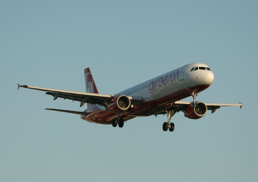 Air Berlin A 321-211 D-ALSD kurz vor der Landung in Berlin-Tegel am 30.09.2011