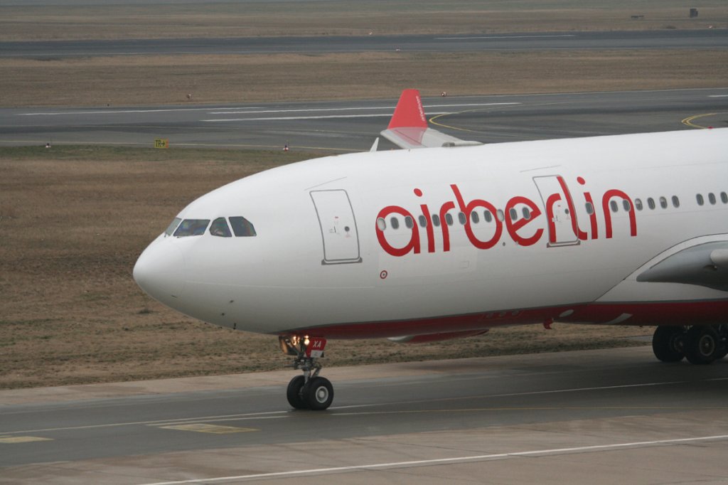 Air Berlin A 330-223 D-ABXA bei der Ankunft in Berlin-Tegel am 27.01.2012