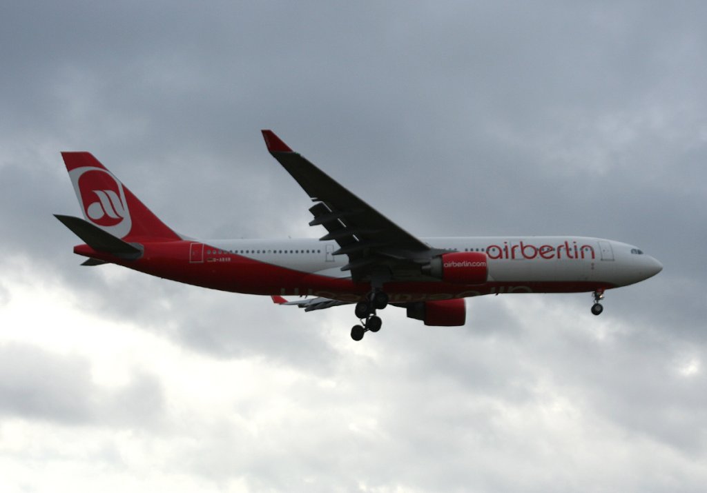 Air Berlin A 330-223 D-ABXB kurz vor der Landung in Berlin-Tegel am 19.02.2012