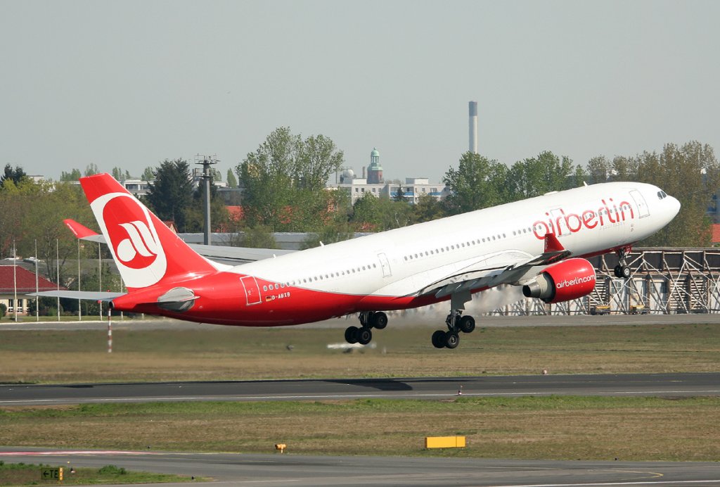 Air Berlin A 330-223 D-ABXB beim Start in Berlin-Tegel am 28.04.2012