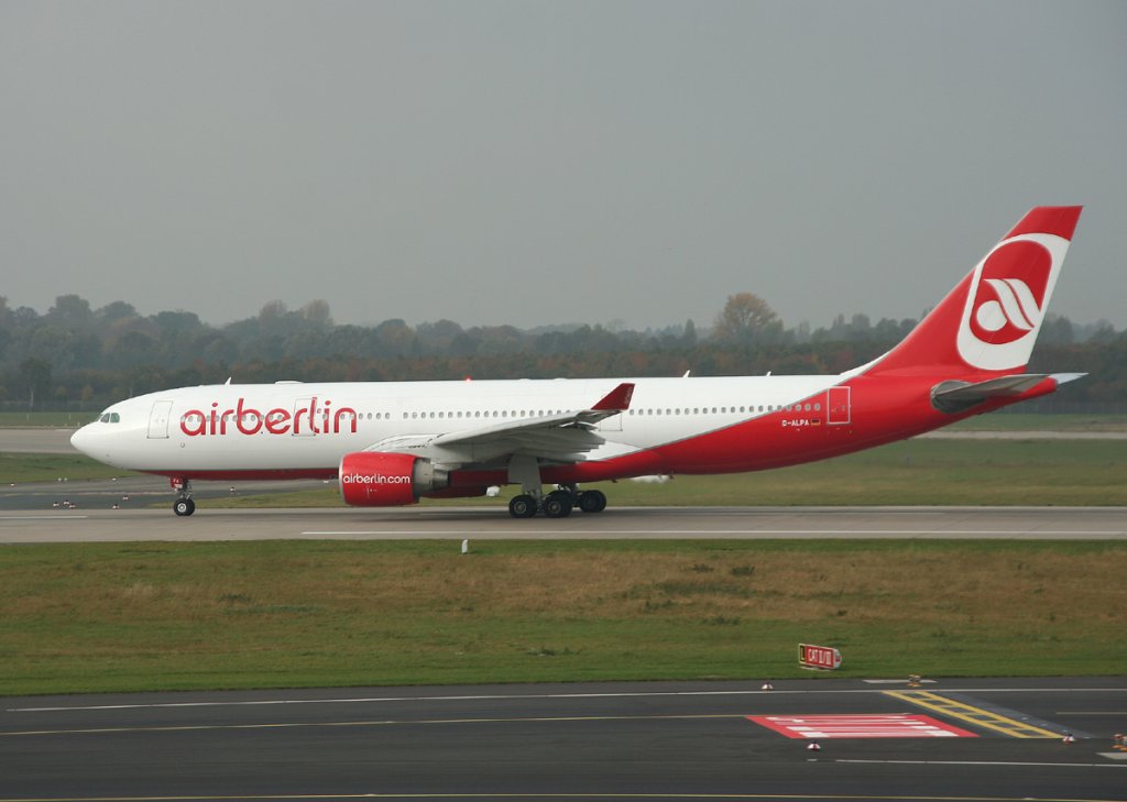 Air Berlin A 330-223 D-ALPA beim Start in Dsseldorf am 31.10.2011