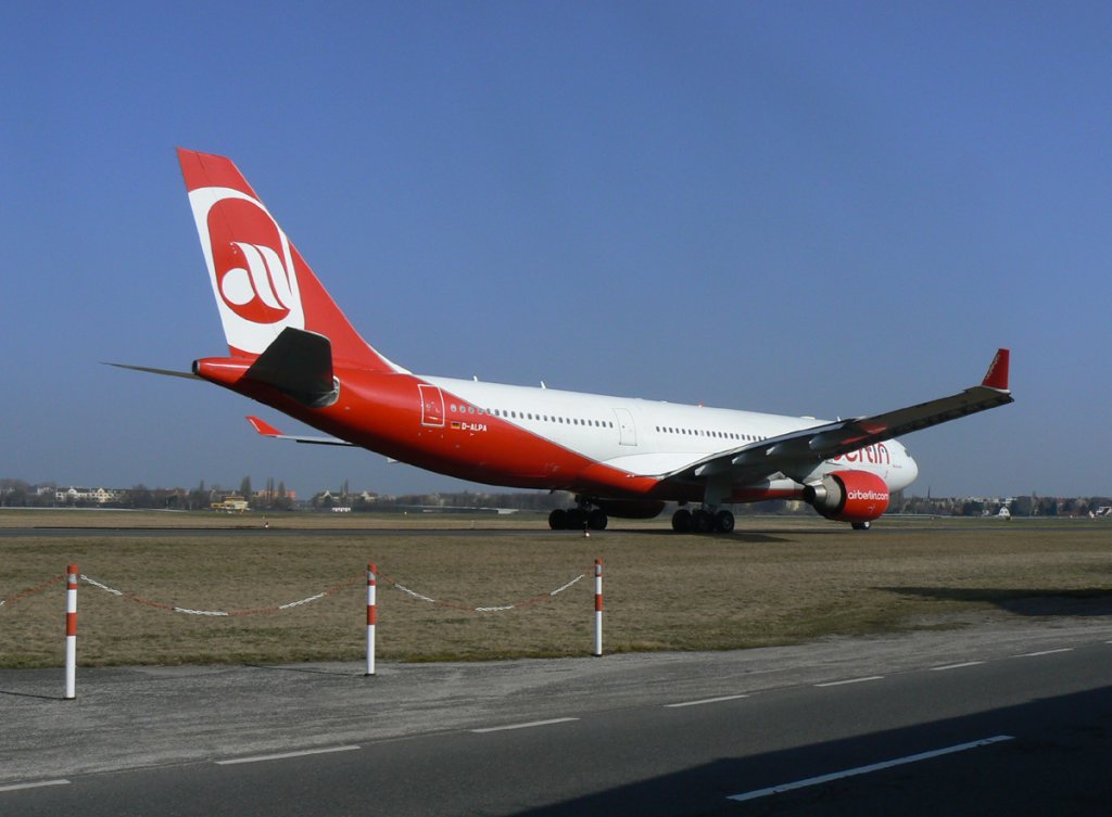 Air Berlin A 330-223 D-ALPA auf dem Weg zum Start in Berlin-Tegel am 17.03.2012