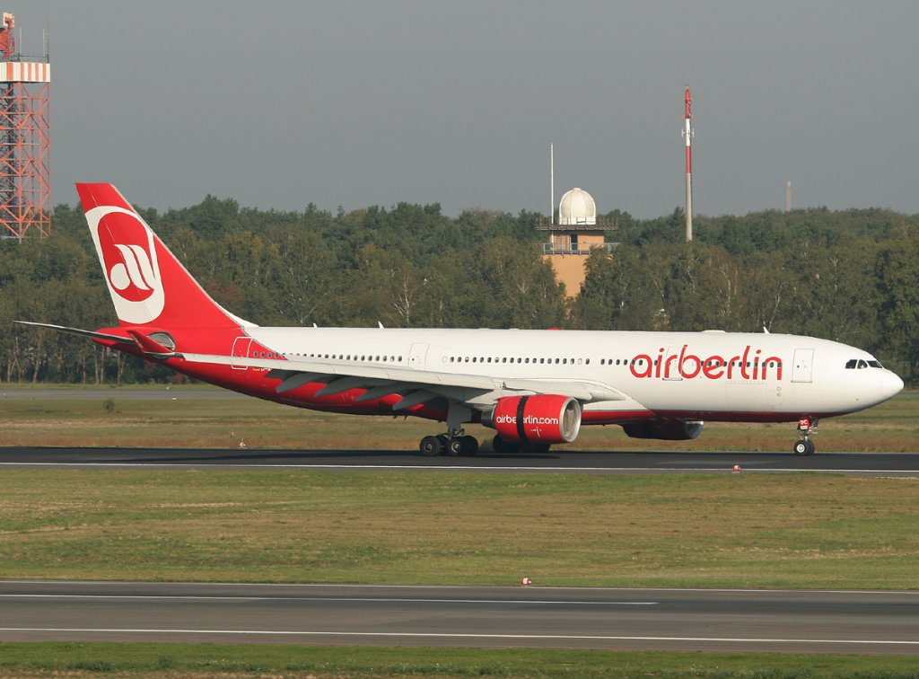 Air Berlin A 330-223 D-ALPC nach der Landung in Berlin-Tegel am 25.09.2011
