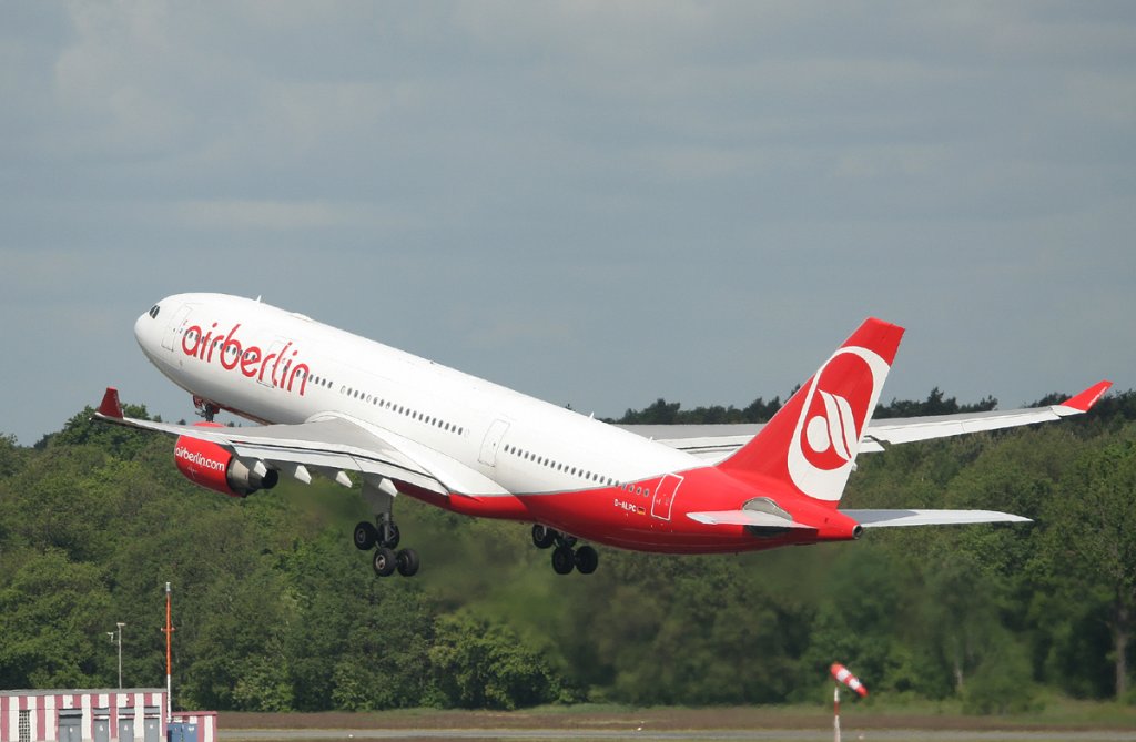 Air Berlin A 330-223 D-ALPC beim Start in Berlin-Tegel am 17.05.2012