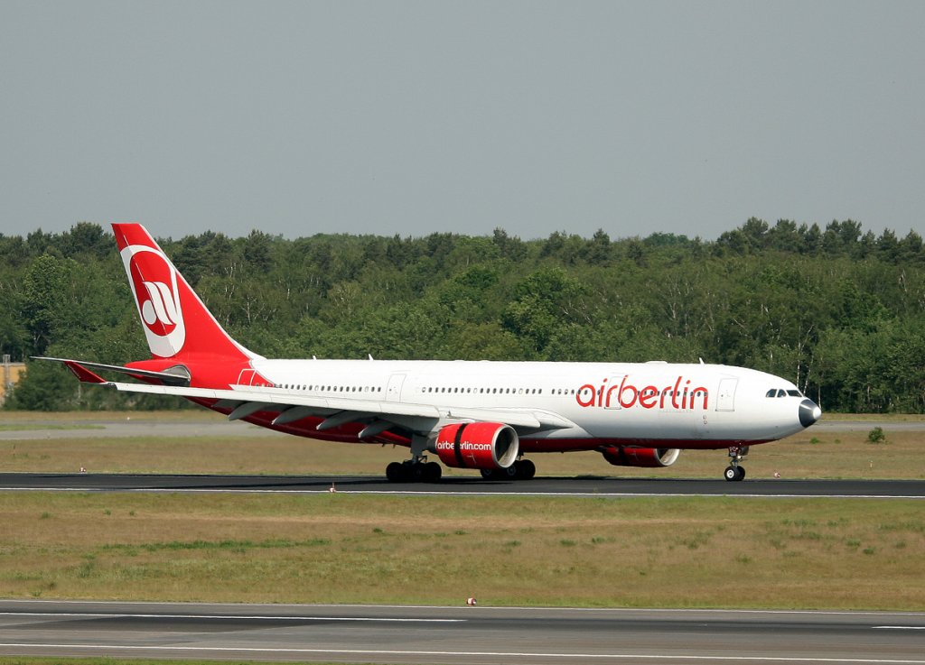 Air Berlin A 330-223 D-ALPD nach der Landung in Berlin-Tegel am 22.05.2012