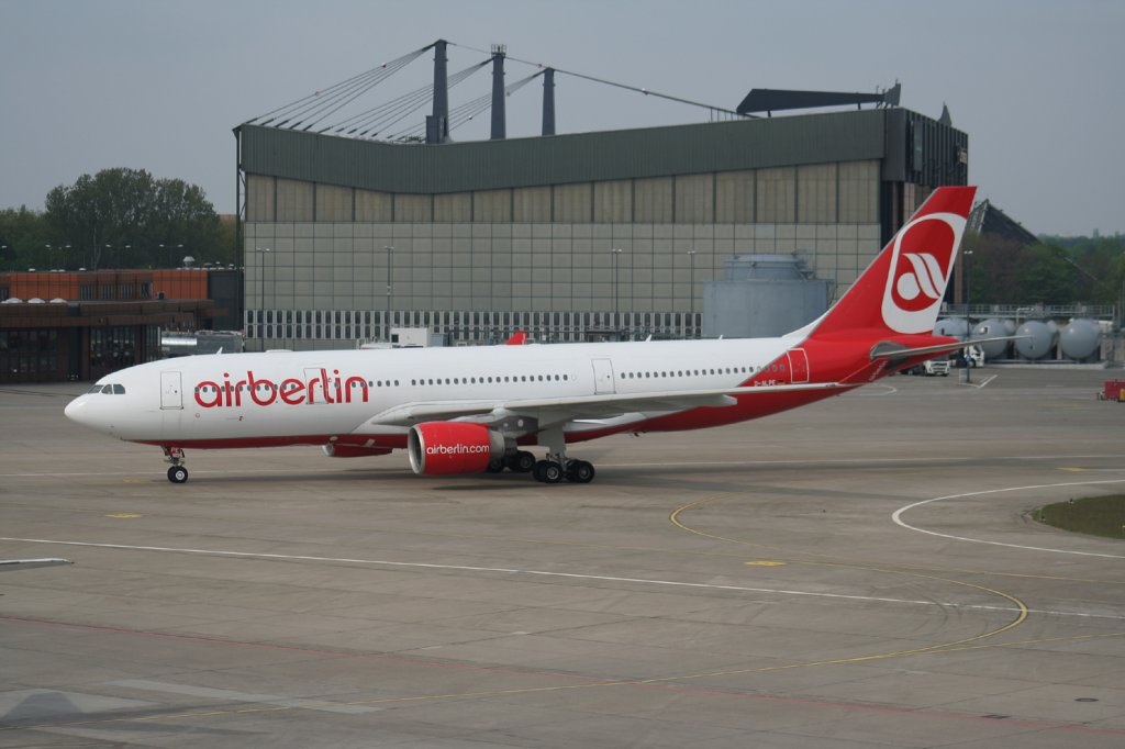 Air Berlin A 330-223 D-ALPE bei der Ankunft in Berlin-Tegel am 01.05.2010